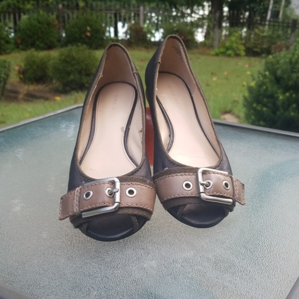 NINE WEST PEEP TOE BUCKLE TOP FLATS